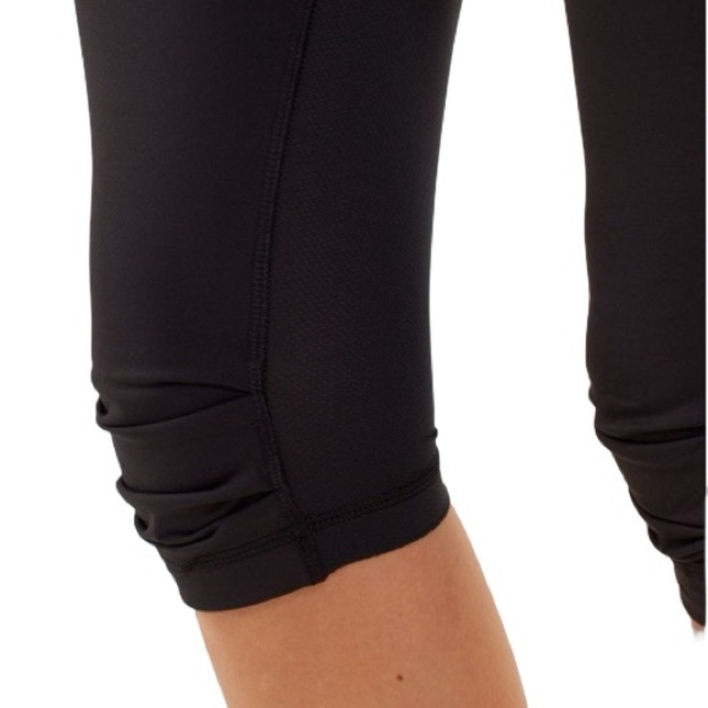 Lululemon Black and Blue Cropped Leggings - Picture 15 of 16
